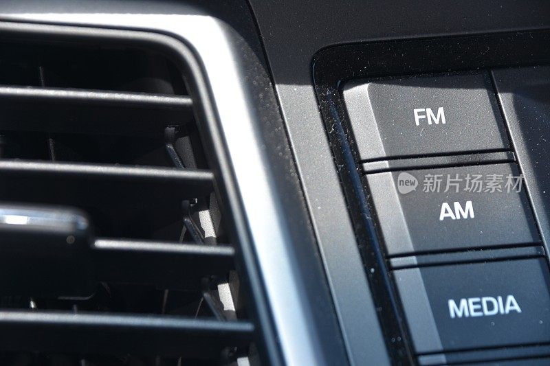 汽车控制台上的音频控制按钮