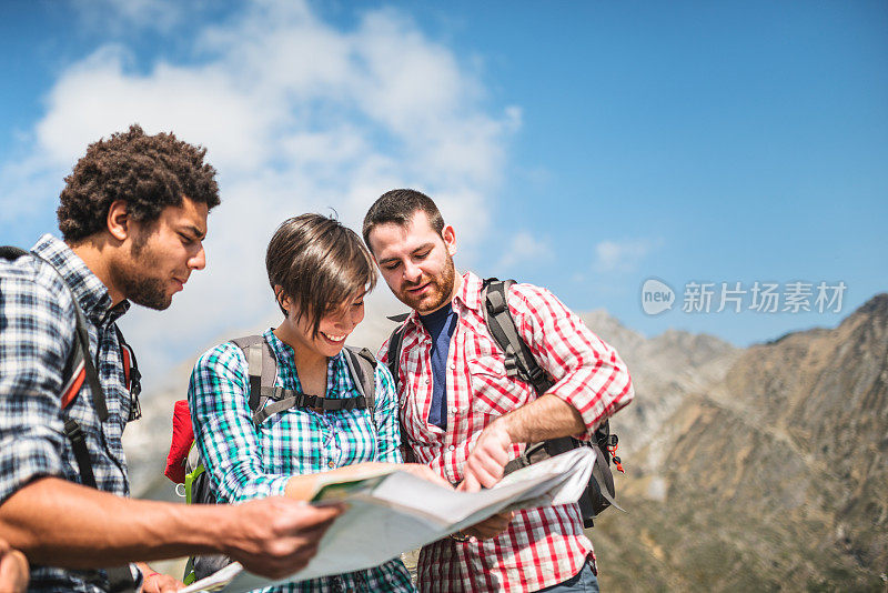 徒步旅行和在山上看地图