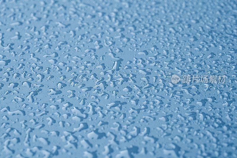 玻璃上覆盖着水珠凝结的雨滴背景