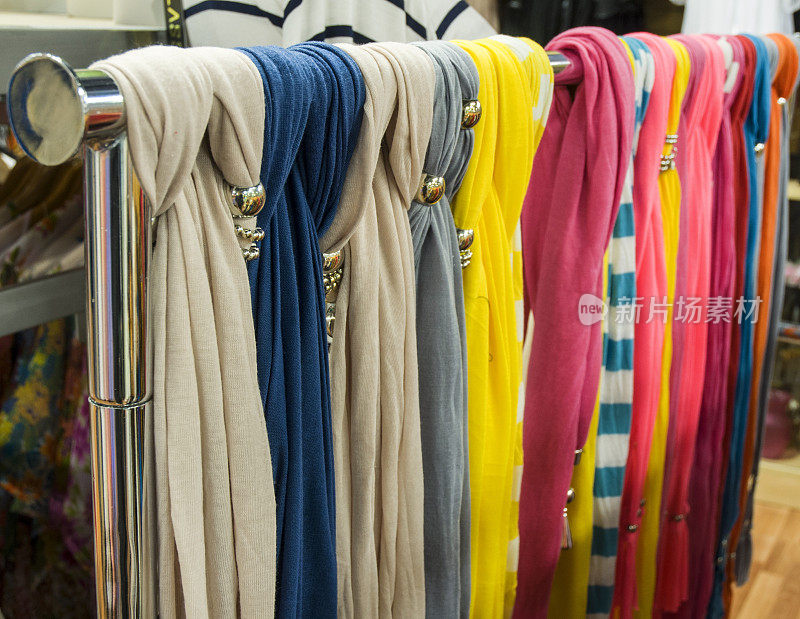 零售商店展示的彩色妇女围巾