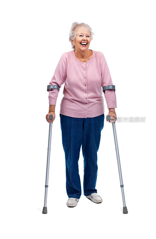 快活的残疾老妇人拄着拐杖