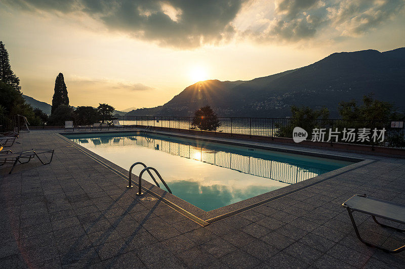 日落时分带游泳池的度假别墅