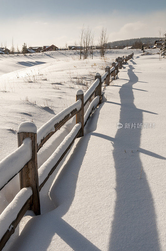 雪地里的栅栏