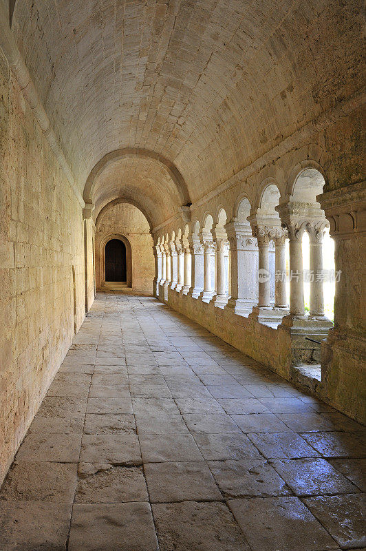 鲁伯隆圣母院Sénanque的回廊
