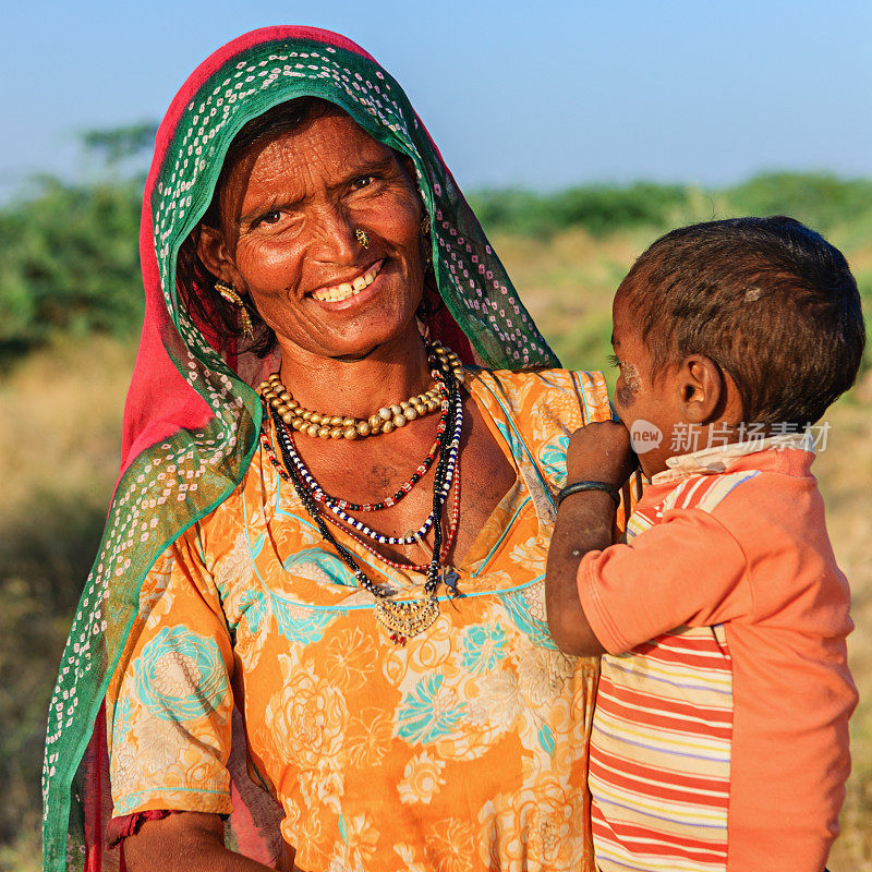 一个印度妇女抱着她的孩子
