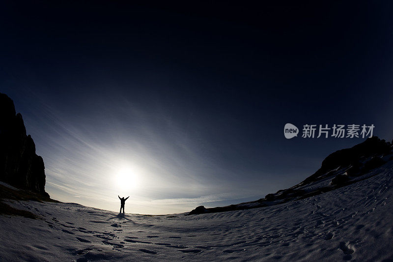 一个男人在下雪的早晨下冰雹