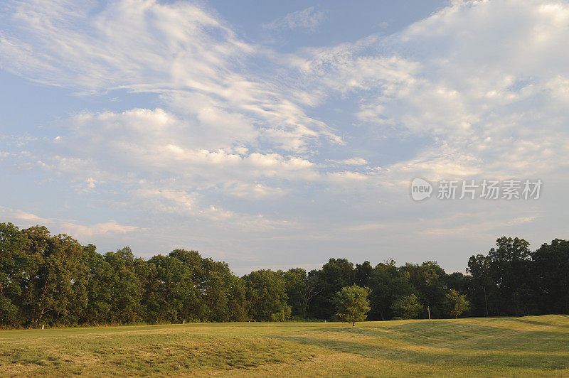 云朵与高尔夫球场