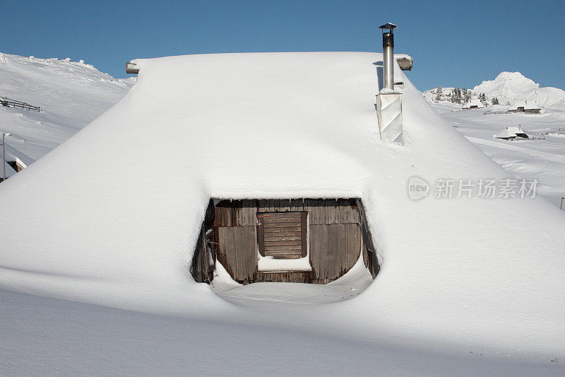 被雪覆盖的小屋