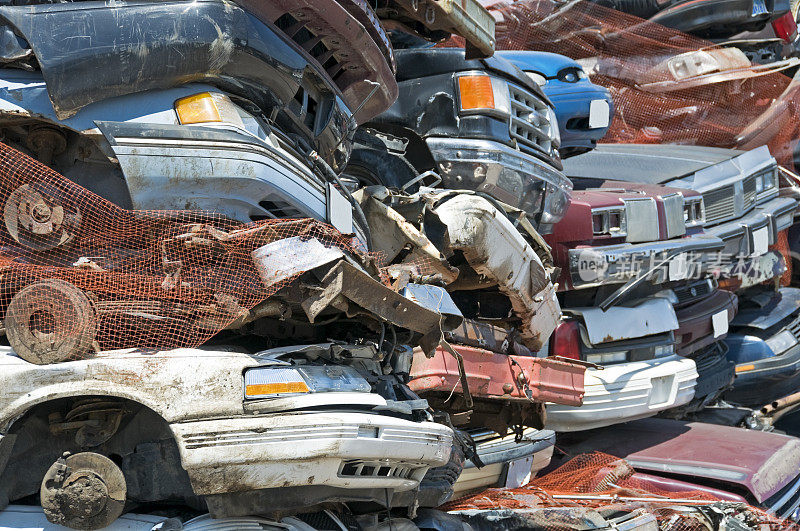 汽车堆放在一起进行金属回收