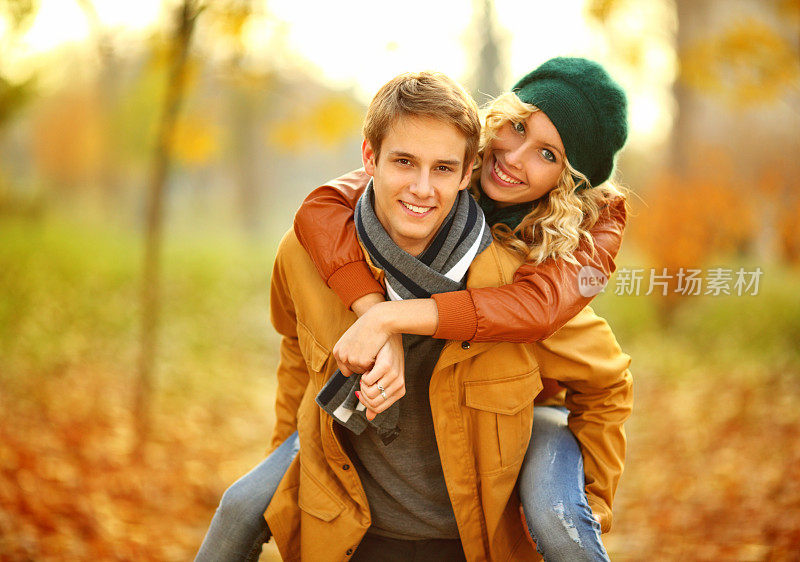 秋日在公园里微笑的夫妇