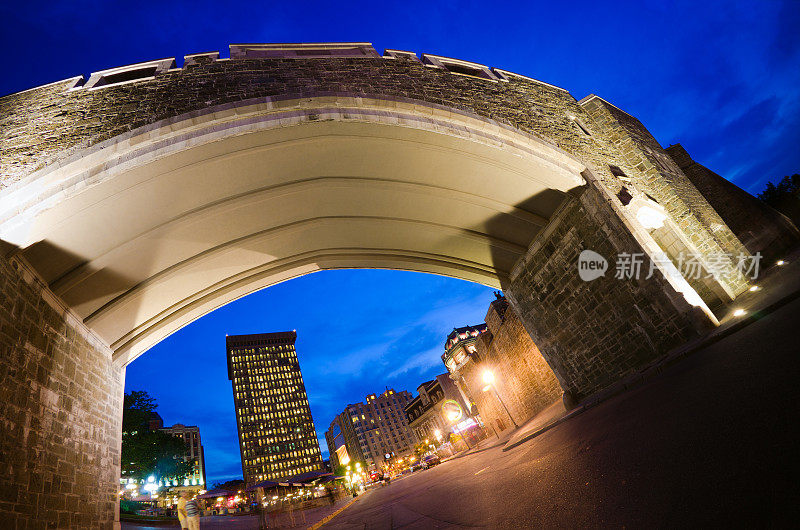 魁北克市圣让门的鱼眼夜景