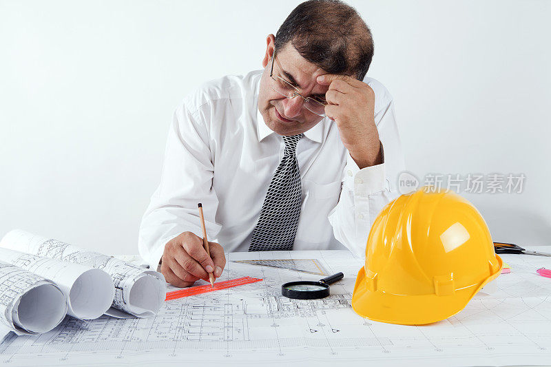 压力大的办公室职员在文书工作后