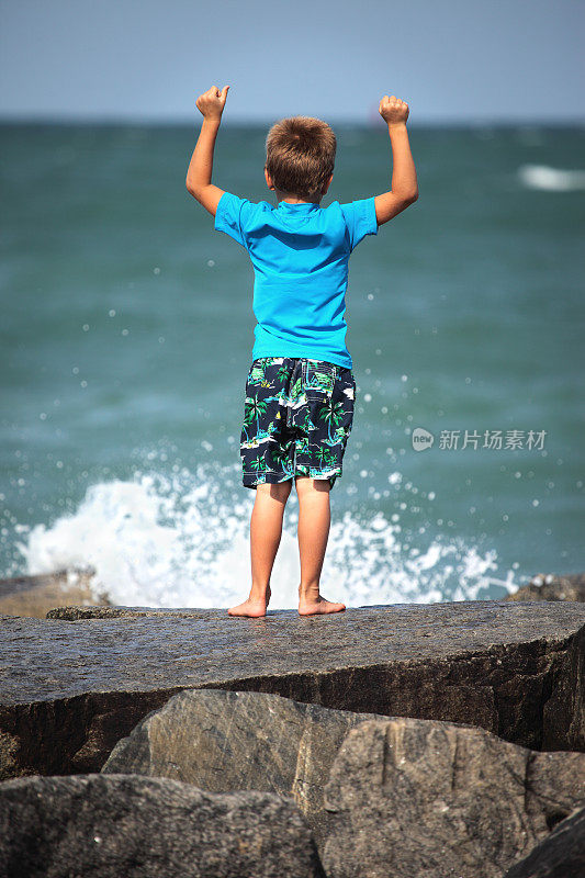 海滩男孩溅起水花