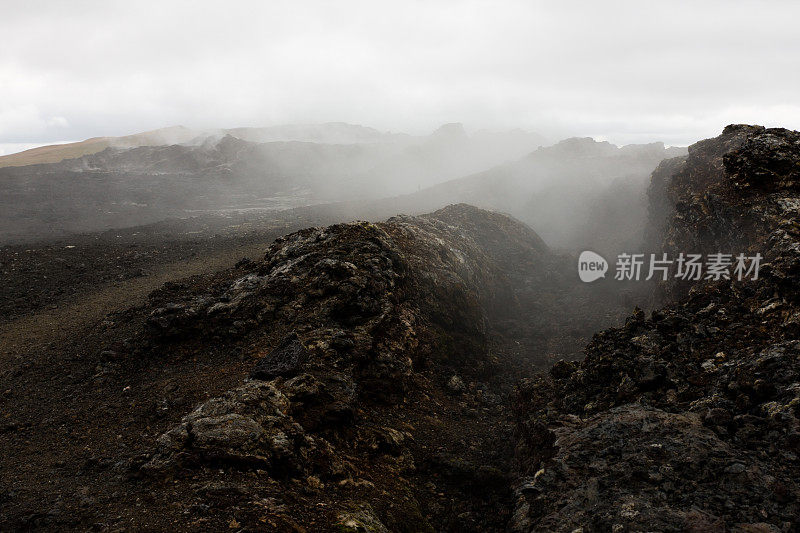 冰岛热气腾腾的熔岩田