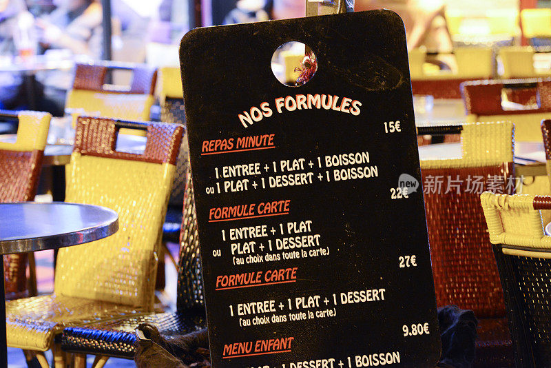 空荡荡的巴黎咖啡馆和菜单陈列在街上