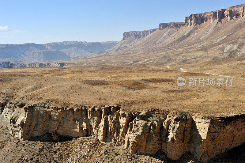 阿富汗的景观，草原和峡谷