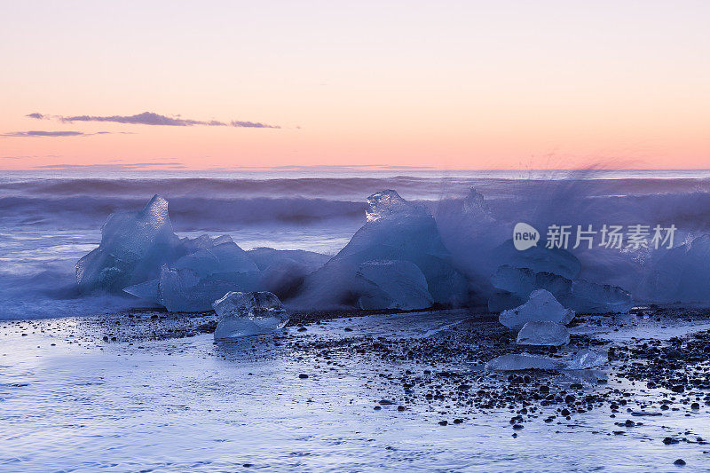 冰岛Jokulsarlon海滩上的冰山