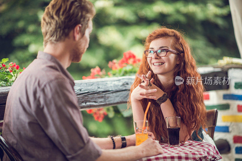 快乐的姜夫妇在咖啡馆约会聊天。