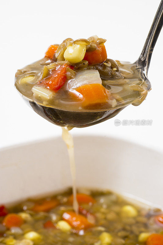 扁豆蔬菜汤在勺子里高高举起