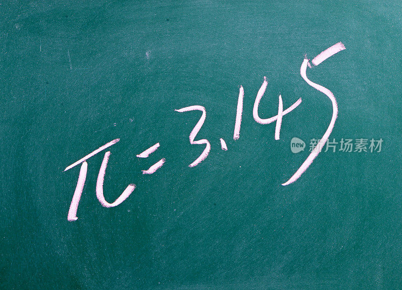 圆周率Pi在黑板上的数学符号或符号