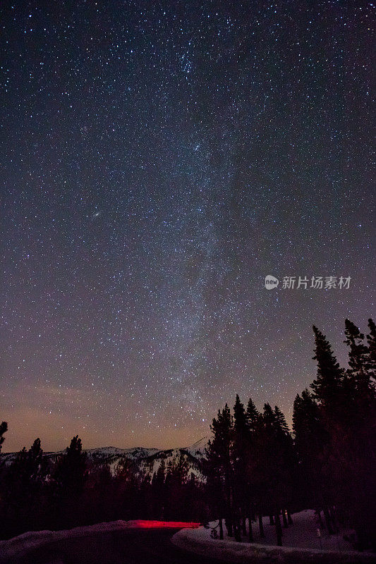 夜晚空旷的道路