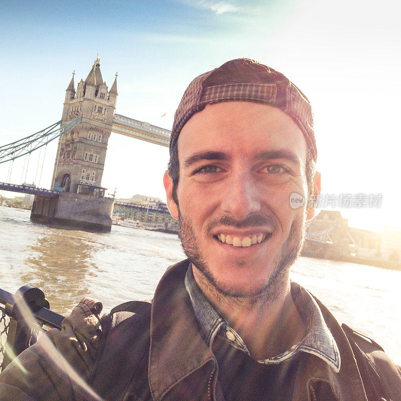 游客在伦敦塔桥前拍自画像