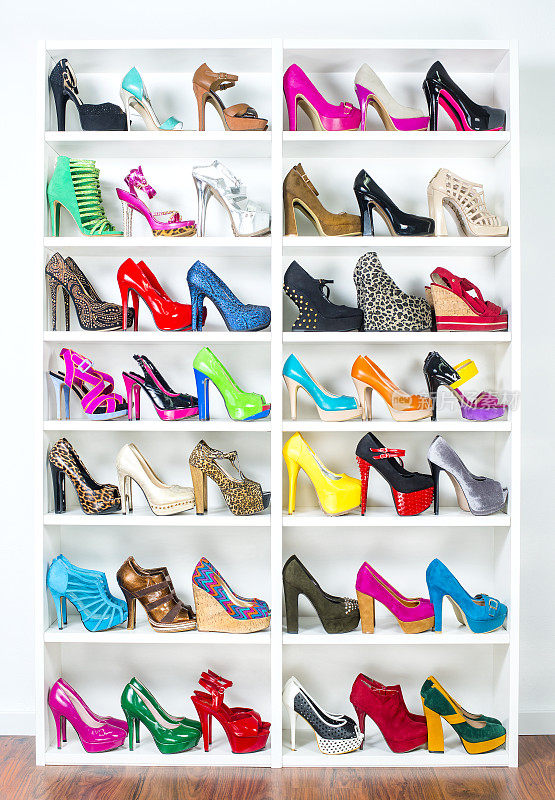鞋柜与许多彩色高跟鞋，XXXL形象