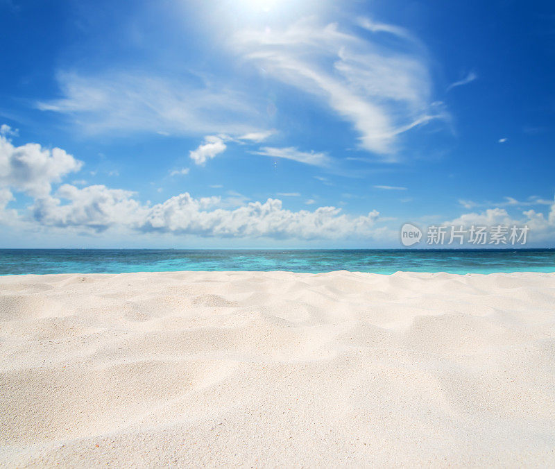 海滩沙丘和多云的蓝天
