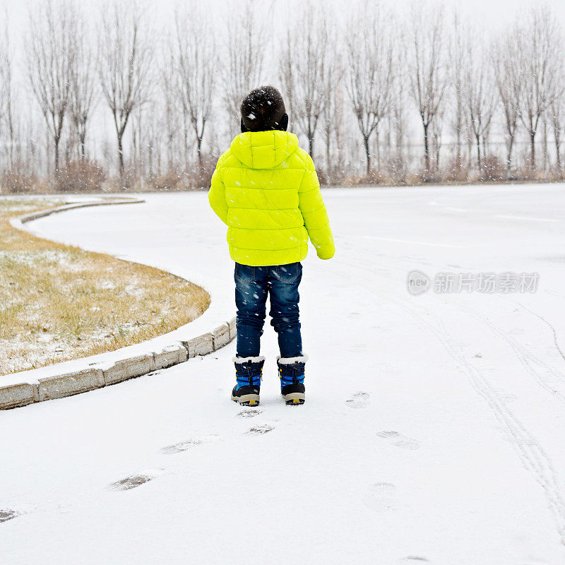 男孩在雪中行走