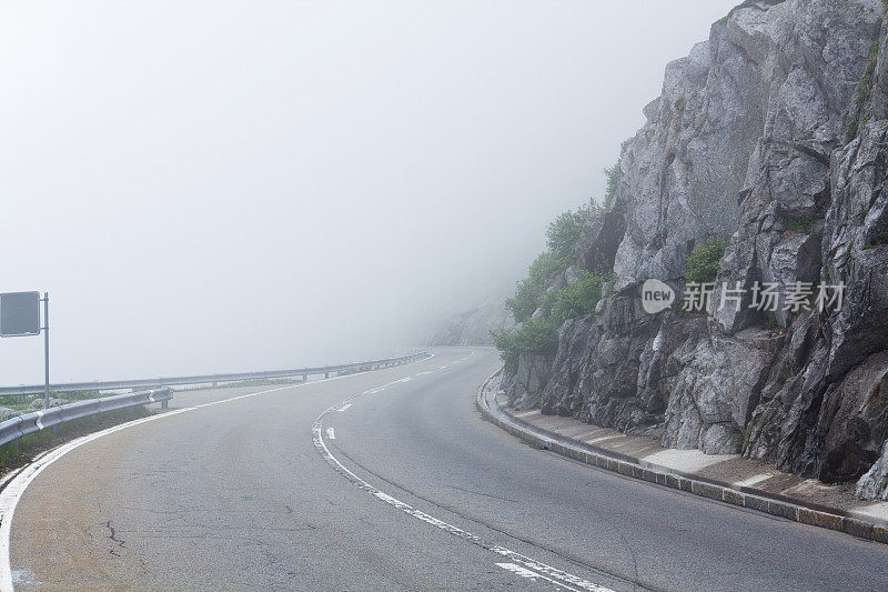 阿尔卑斯山上雾蒙蒙的路