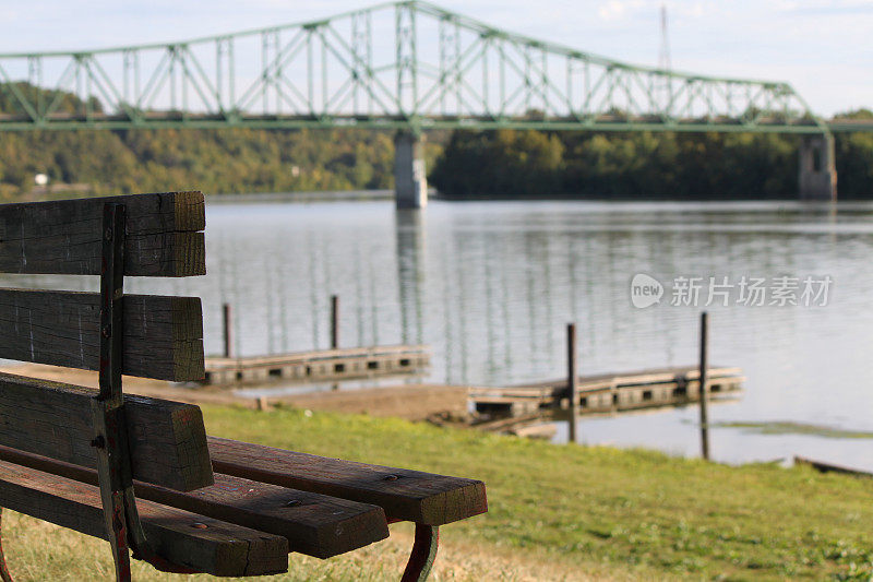 俄亥俄河沿岸的长椅