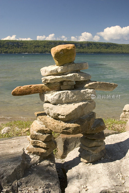 Inukshuk在湖边