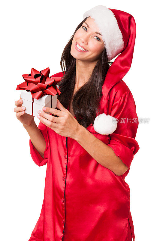 年轻女子穿着红色睡衣，戴着圣诞帽和礼物