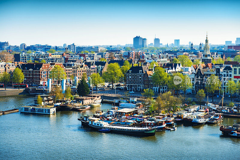 鸟瞰图阿姆斯特丹城市在一个美丽的晴天