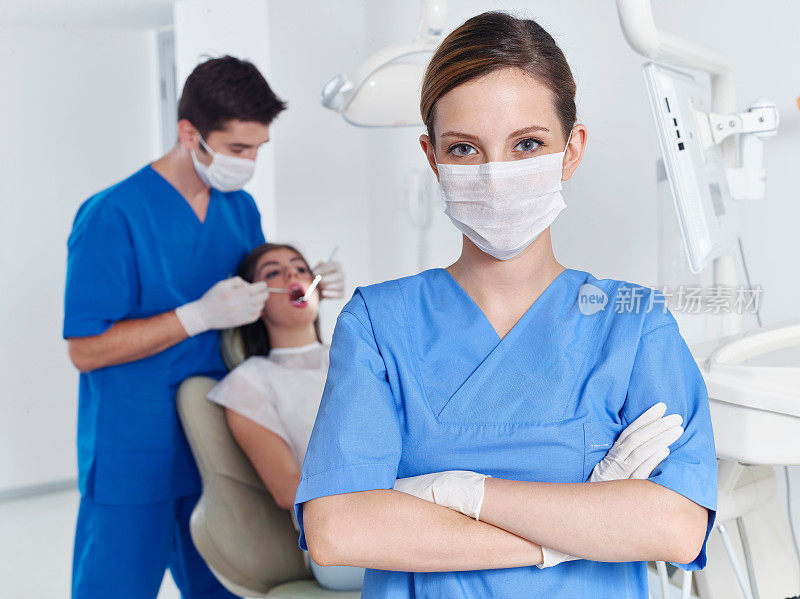 牙医，助理和牙科诊所的年轻女性