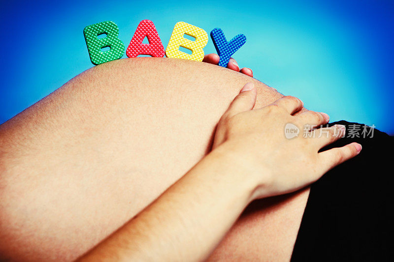 孕妇肚子上的字母是“BABY”