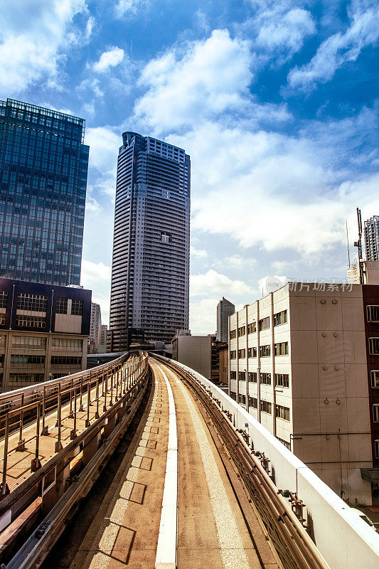 东京的高架铁路穿过摩天大楼