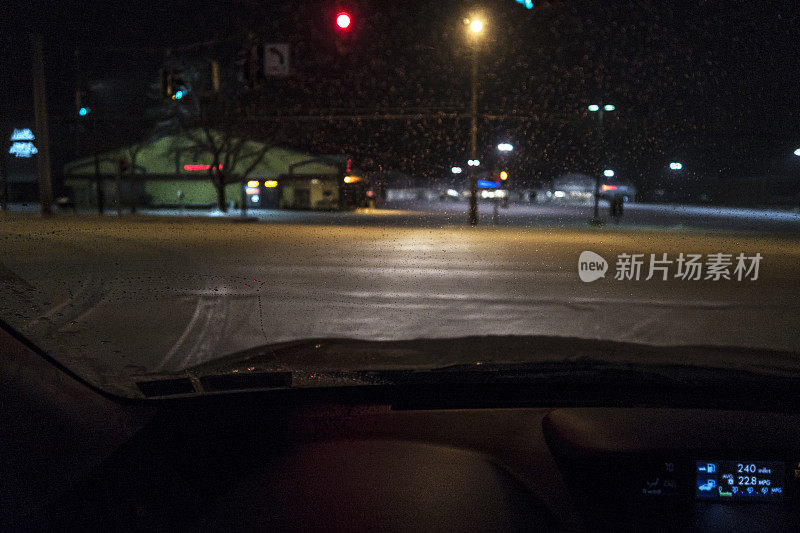 《冬日深夜》汽车司机POV模糊冻结的挡风玻璃冰
