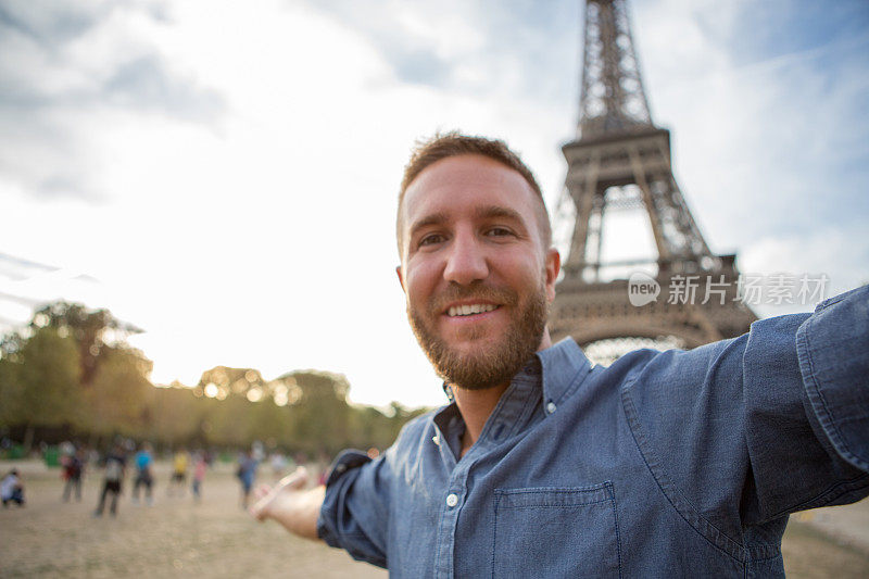 游客在巴黎埃菲尔铁塔自拍