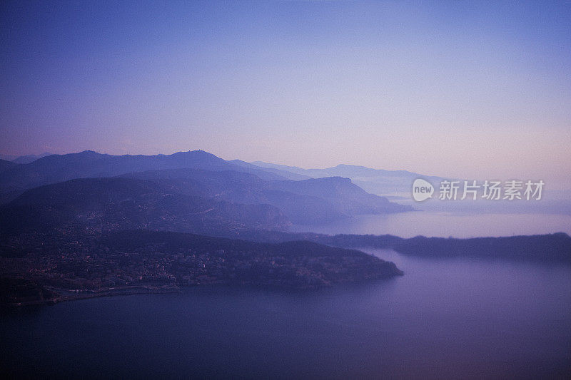 戛纳上空的飞机全景