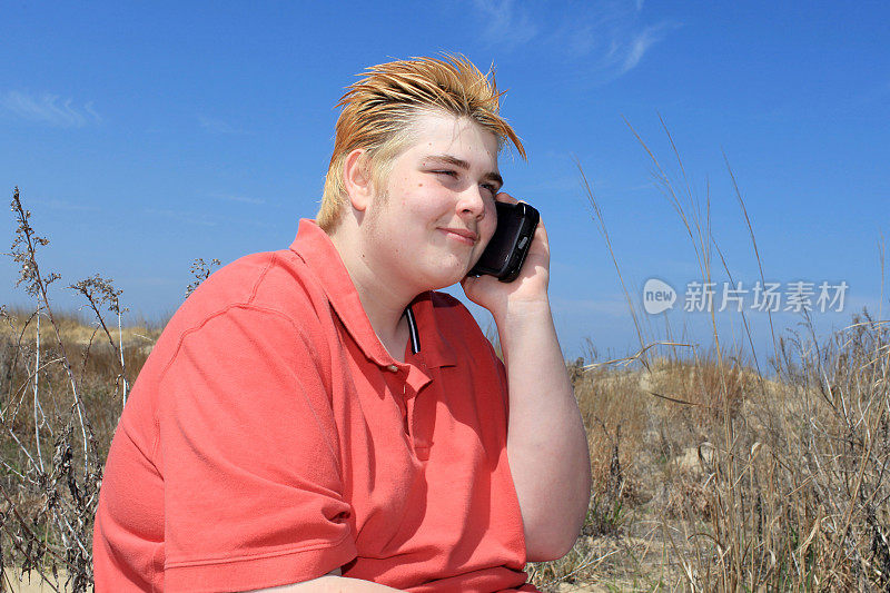 手机上的自闭症男孩