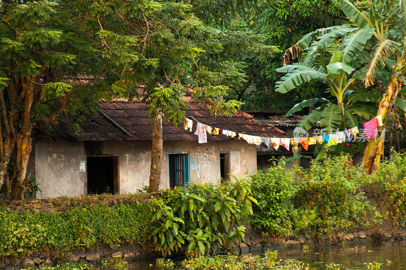 喀拉拉邦，印度:有棕榈树和彩色洗衣房的回水