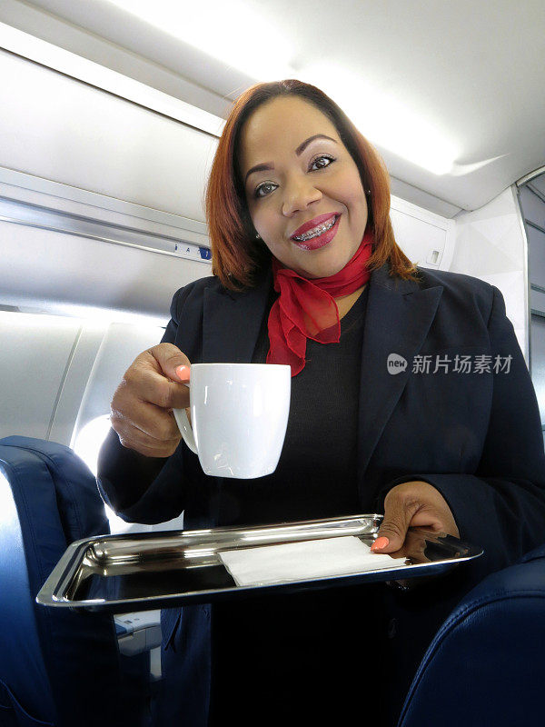 女乘务员提供热咖啡，茶杯，饮料