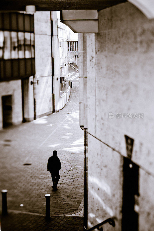小巷里孤独的人