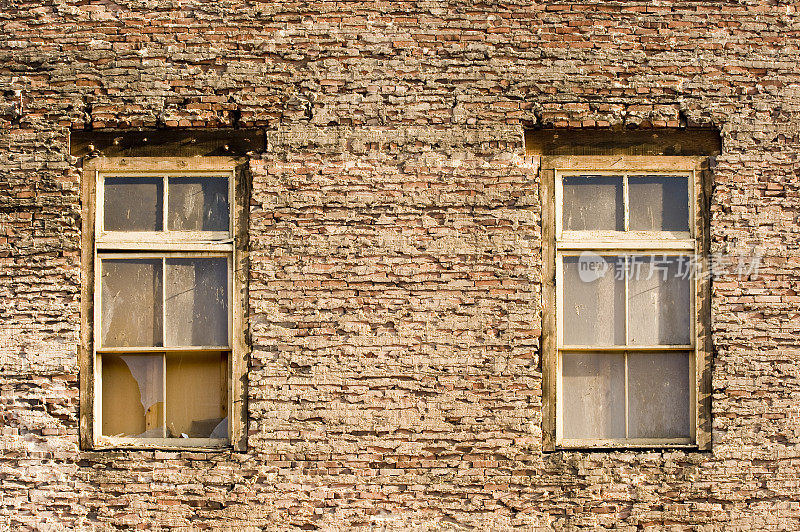 百年砖墙上的古董窗
