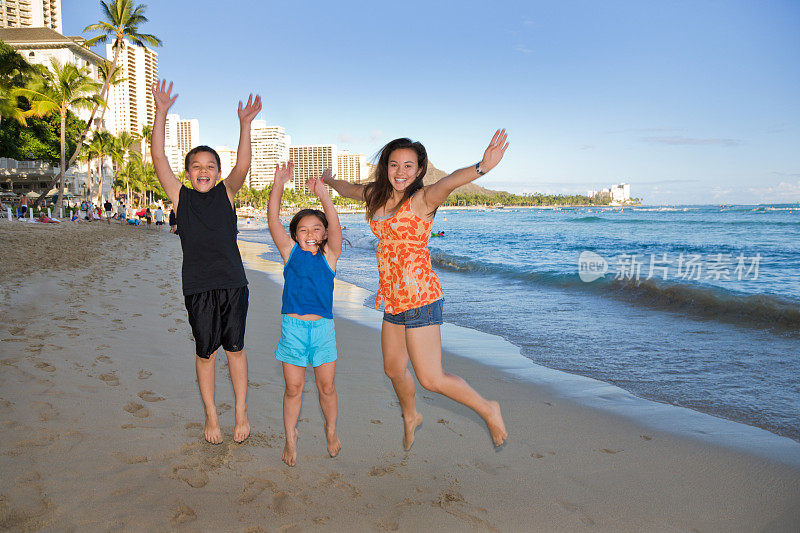 孩子们在威基基海滩上蹦蹦跳跳