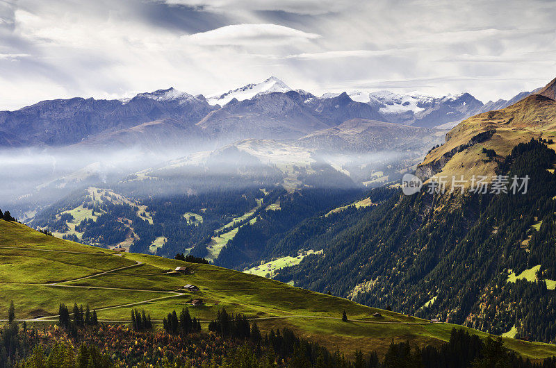 瑞士阿尔卑斯山上的山谷，以野德斯特鲁贝尔峰为背景