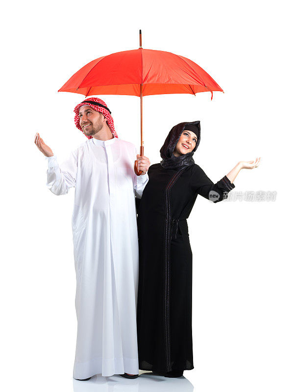 红伞和阿拉伯青年夫妇