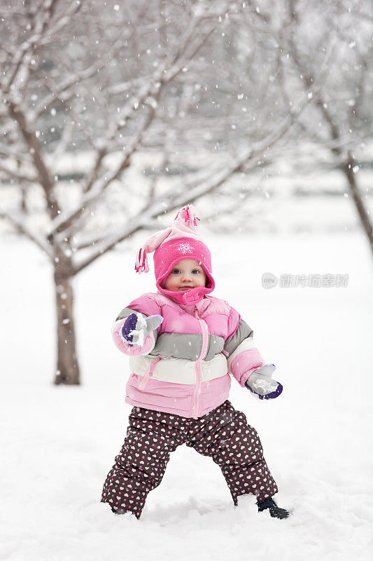 站在雪中的小女孩