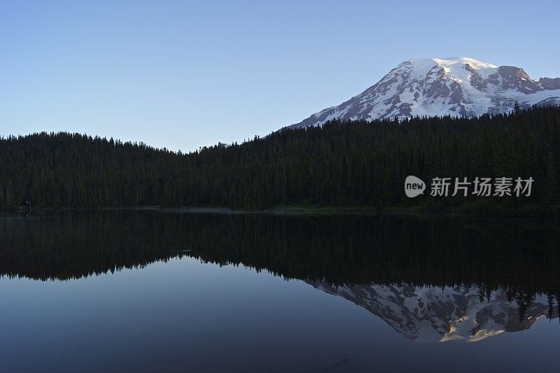 雷尼尔山的镜子